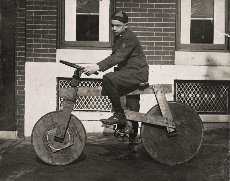 Мальчик на самодельном велосипеде. Балтимор. Мэриленд, 1923 год..jpg