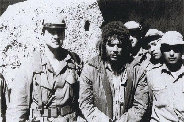 che-gevara-s-bolivijskimi-soldatami-pered-kaznyju-bolivija-1967-god.jpg