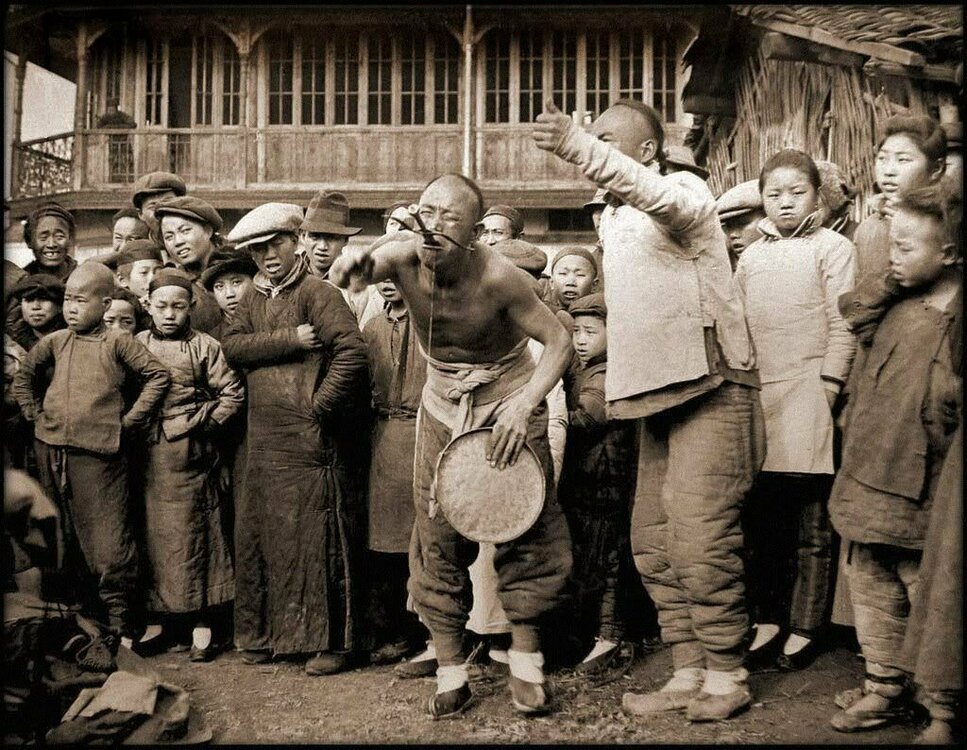 Мужчина глотает меч в Китае 100 лет назад.jpg