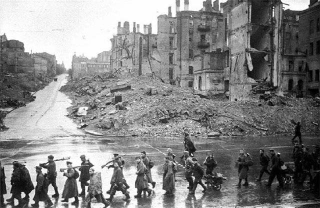 Kiev_Kreschatik_after_liberation_November_1943.jpg