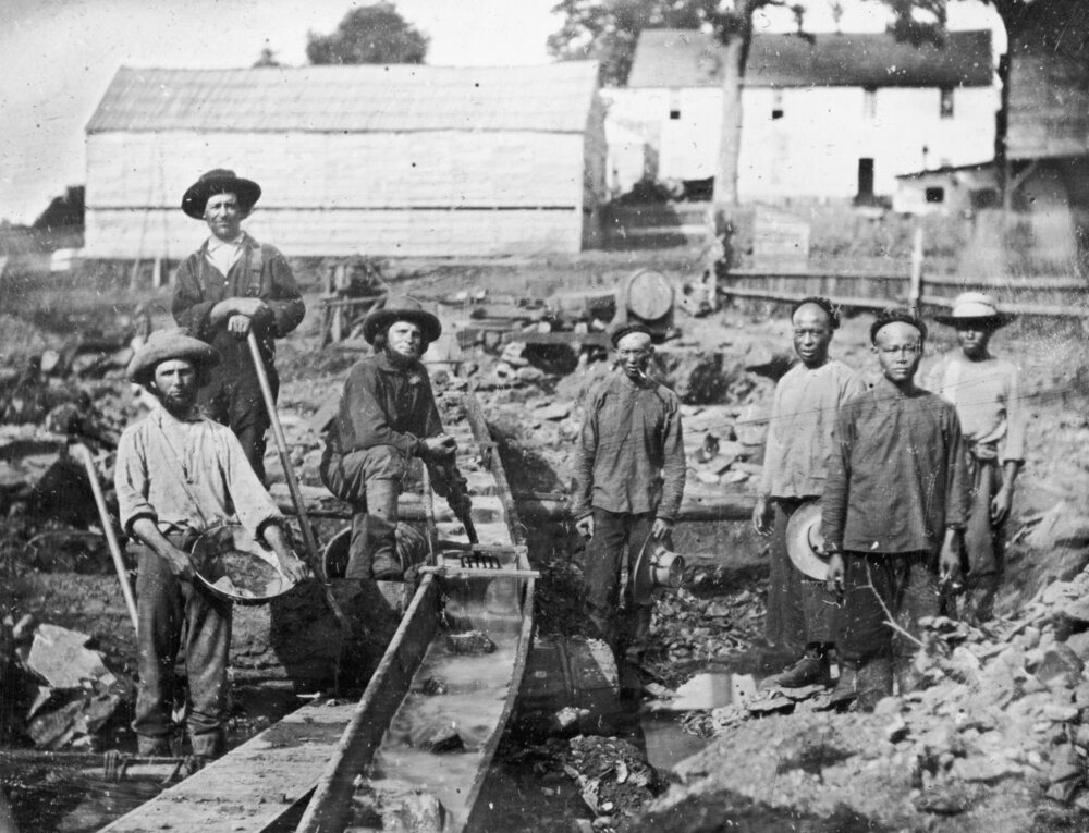 Группа белых и китайских золотодобытчиков у шлюза, ущелье Обин, Калифорния, 1852 год. Фото Джозефа Блейни Старквезера.jpg