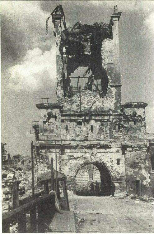 Разрушенные Тереспольские ворота Брестской крепости, захваченной немецкими войсками после штурма. июль 1941.jpg