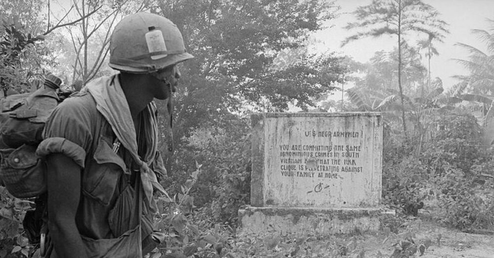 1970 чернокожий американский солдат читает послание, оставленное Вьетконгом во время войны во Вьетнаме.jpg