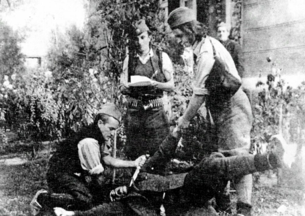 Четники убивают сербского крестьянина Место съемки Валево, Сербия, Югославия 1943.jpg