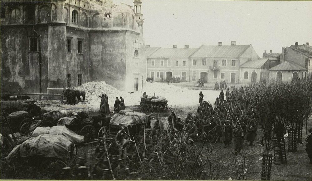 Колонна наступающих русских войск в городе Шидловце 1914 4 армия.jpg