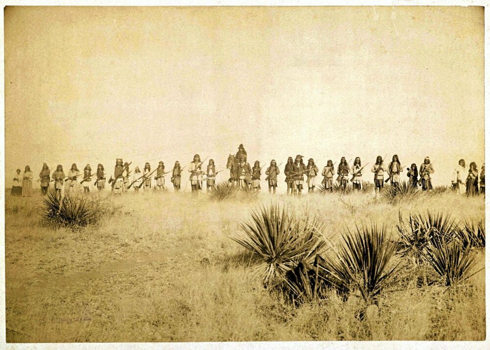 1887 - Джеронимо и его люди одни из последних коренных американцев, которые еще не сдались..jpeg