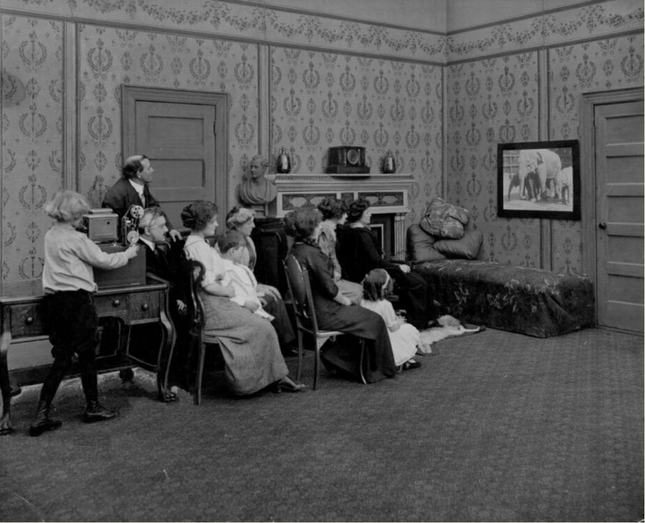 Семейный просмотр кинетофона Эдисона, 1912 год..jpg