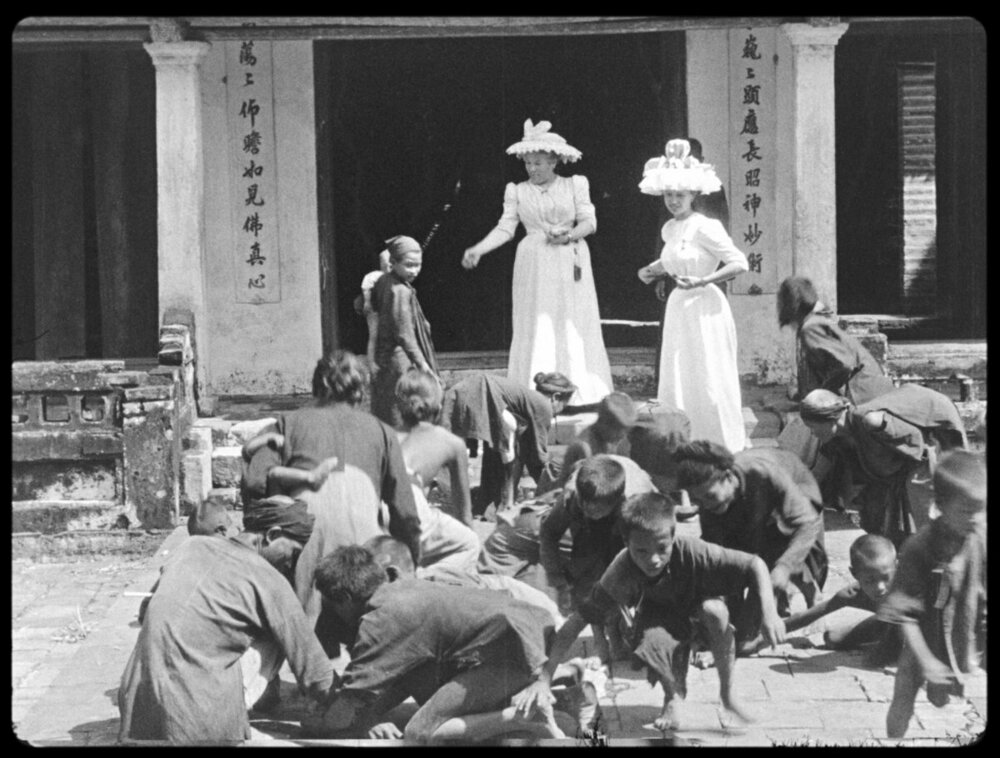 Раздача милостыни, Вьетнам, 1899 год.jpg